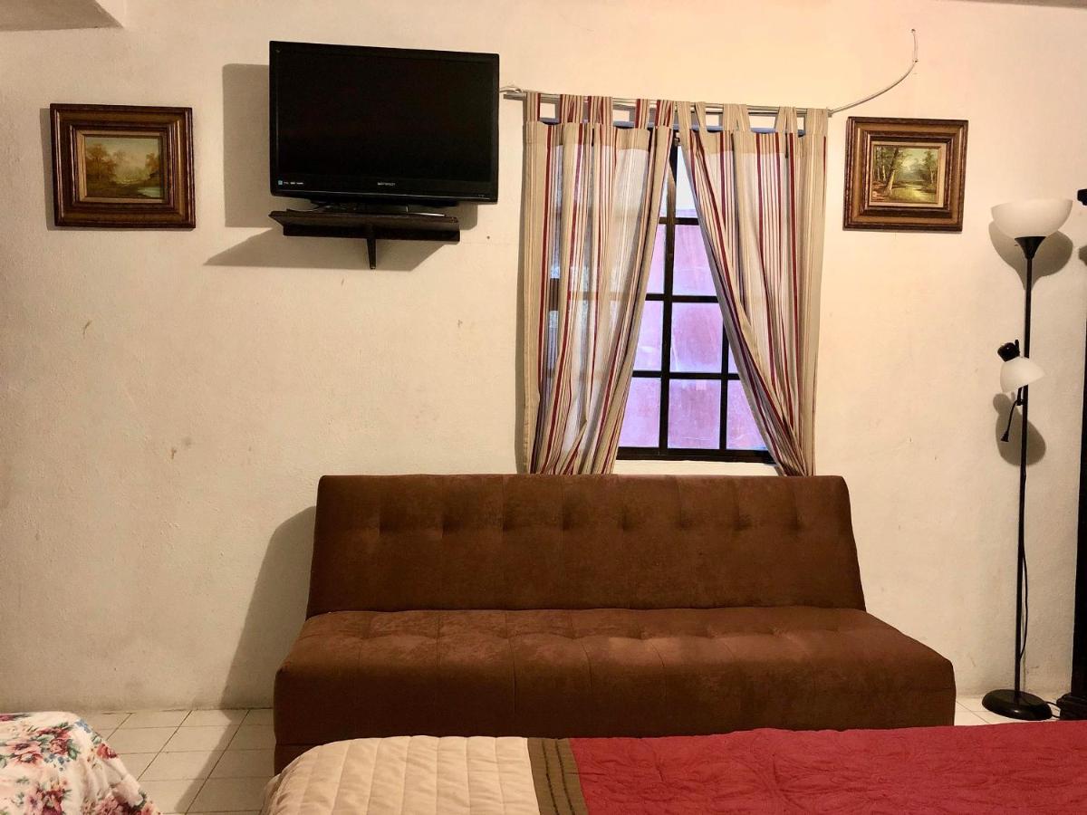 Oyo Hotel Cuatro Reales Galeana Bagian luar foto