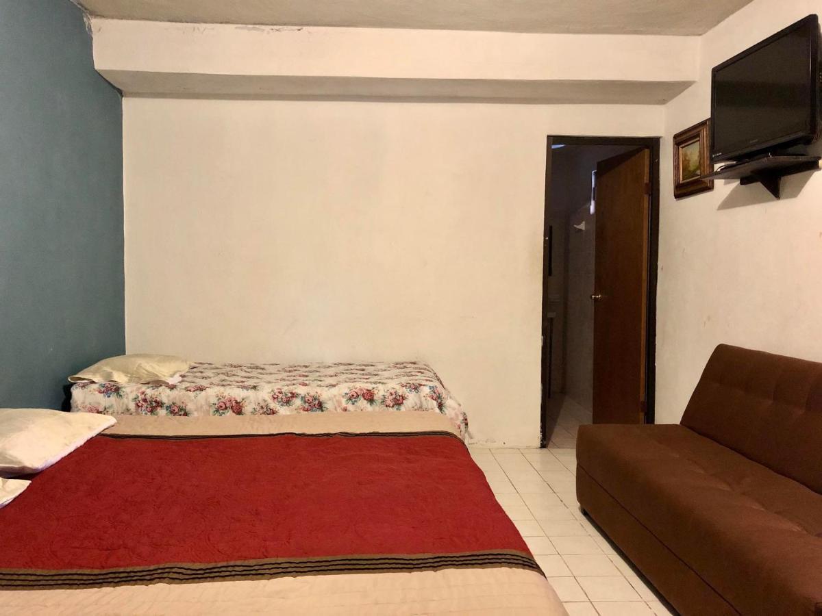 Oyo Hotel Cuatro Reales Galeana Bagian luar foto